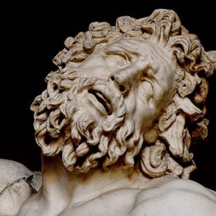 تندیس لائوکون و پسرانش به یکی از سه مجسمه‌ساز یونانی آتنودوروس، هیگسندروس یا پولیدورِس منسوب می‌شود