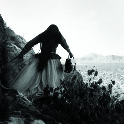 عکس سیاه و سفید از یک زن با فانوس