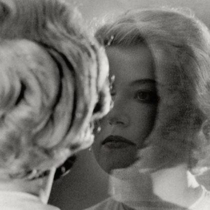 سیندی شرمن / آرتور دانتو / فرشید آذرنگ/عکسی از سیندی شرمن ۱۹۸۰. یک سلف‌پرتره مقابل آینه با صورت گریم‌شده