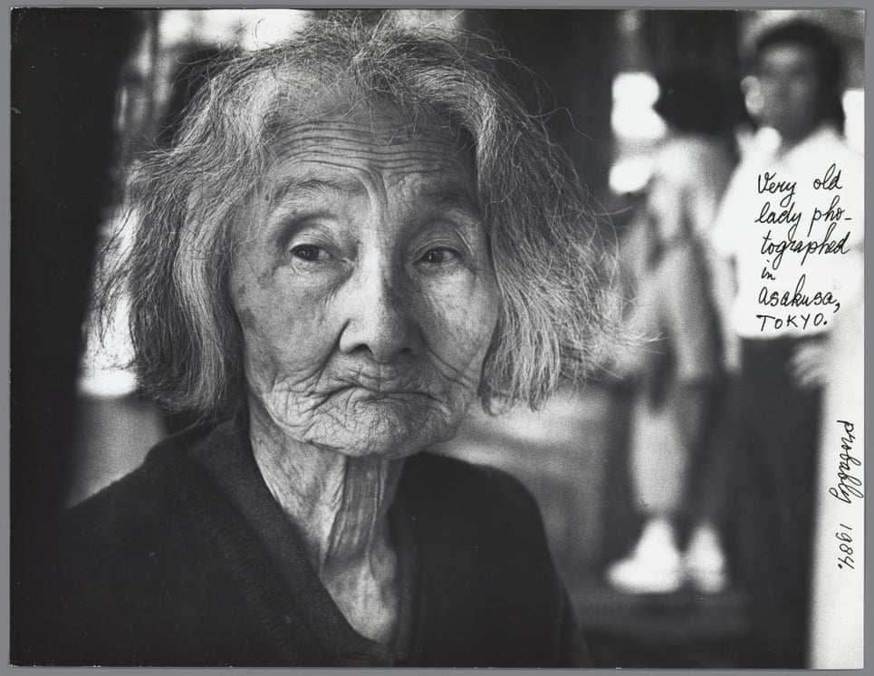پرتره‌ی زنی سالخورده در ژاپن، به همراه نوشته‌ای که با قلم نوک نمدی مشکی رو عکس نوشته شده است، 1984 م.