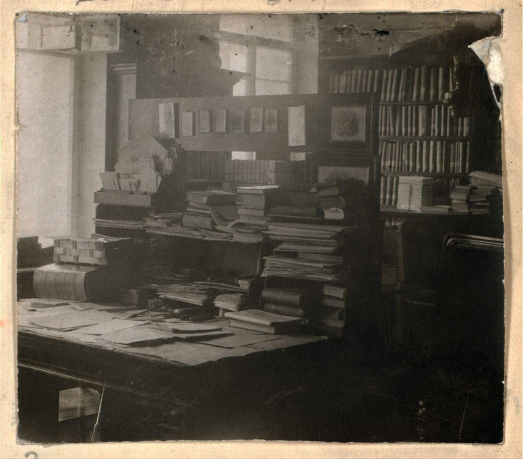 اتاق مطالعه تولستوی در یاسنایا پولیانا / ۱۹۰۷ م.