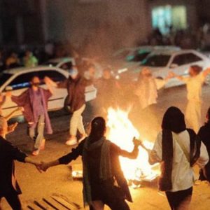رقص-زنان-ایرانی-دور-آتش-در-تظاهرات-جنبش-زن-زندگی-آزادی