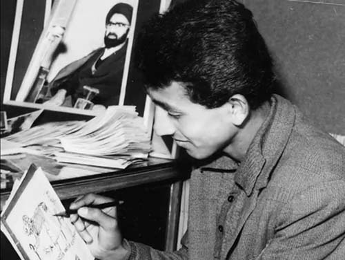 تصویر-قاسم-حاجی-زاده-در-حال-تابلونویسی